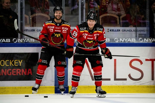 Luleås Einar Emanuelsson och Erik Gustafsson under SHL-premiären mot Malmö.