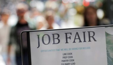 US weekly jobless claims fall, but labor market softening