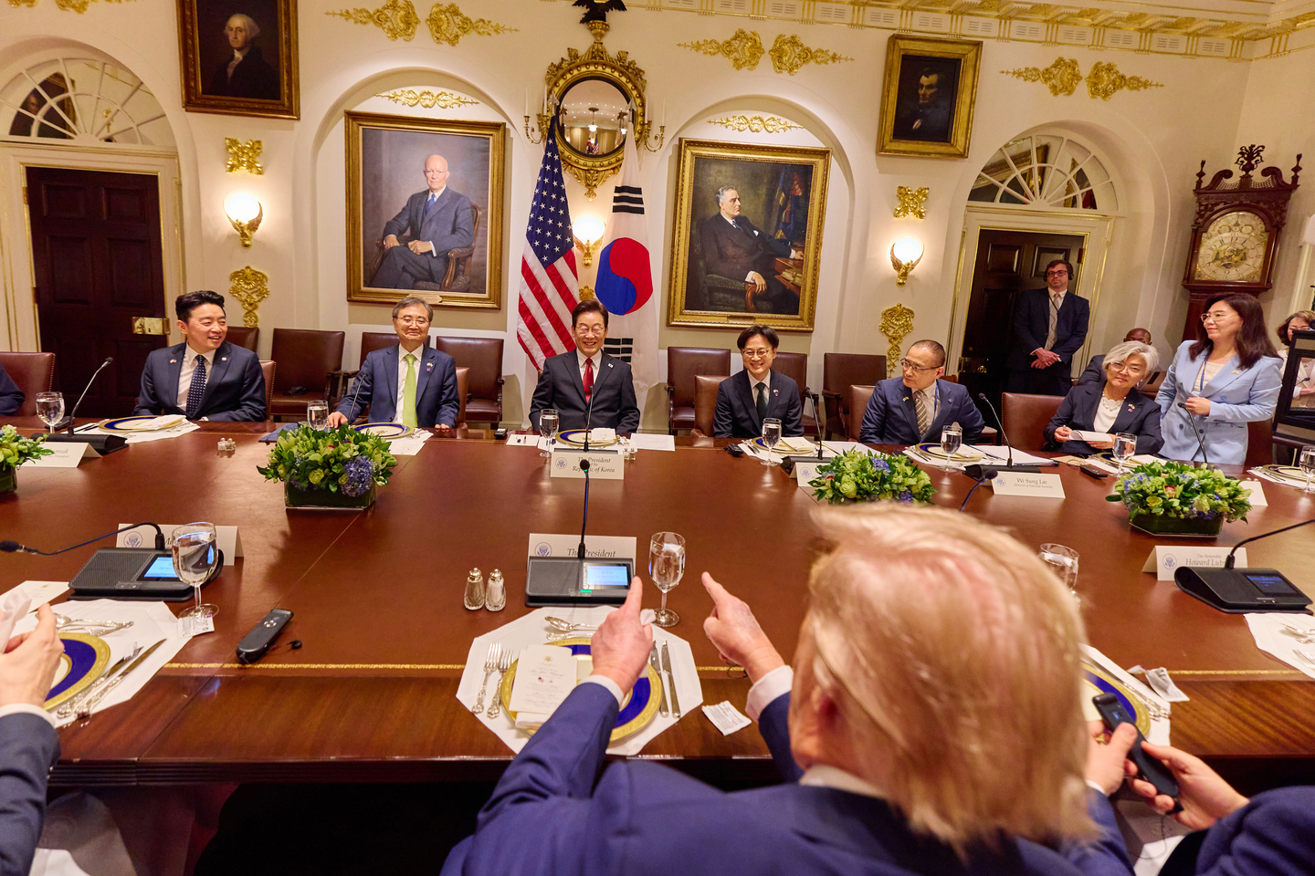 Korean President Lee Jae Myung, center, sits opposite to U.S. President Donald Trump at the White House in Washington during their first bilateral summit on Aug. 25. The photo was released by the Korean presidential office on Aug. 28. [PRESIDENTIAL OFFICE]