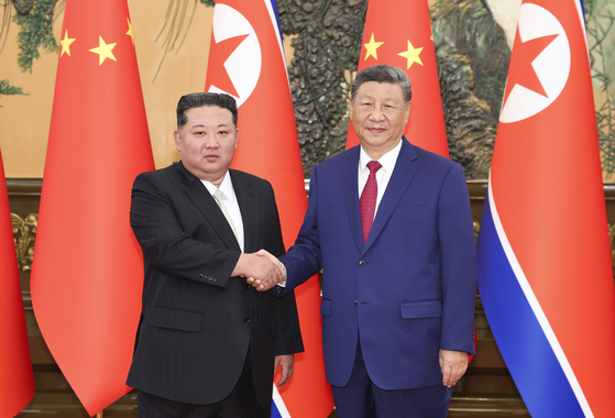 Chinese President Xi Jinping, right, poses for photos with North Korean leader Kim Jong-un at the Great Hall of the People in Beijing, China on Sept. 4. [AP/YONHAP]