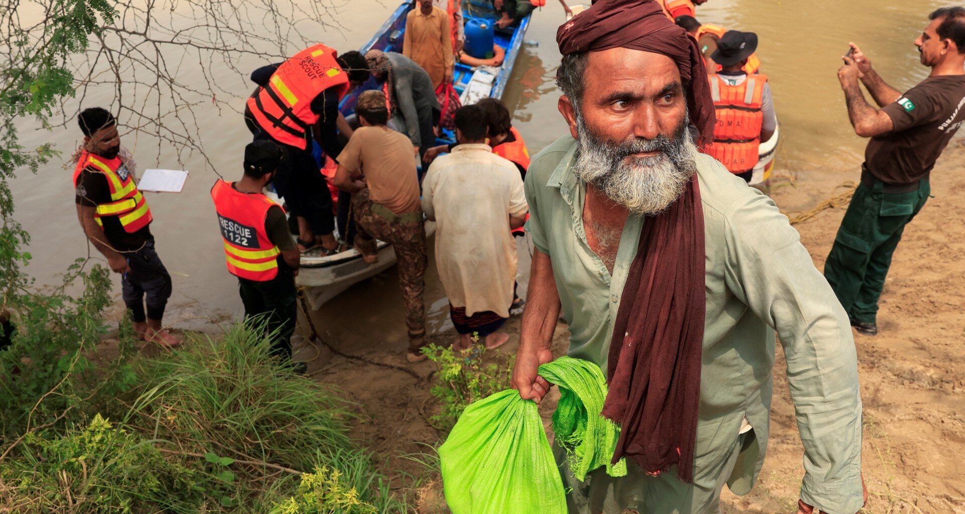 Pakistan floods spark cholera fears amid other rising health risks | Climate Crisis News