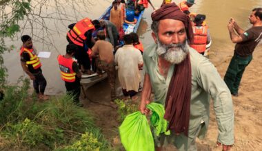 Pakistan floods spark cholera fears amid other rising health risks | Climate Crisis News