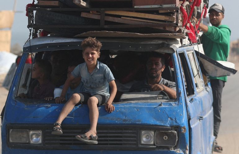 Palestinians flee south