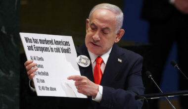 Benjamin Netanyahu predikt strijdlustig voor een lege zaal