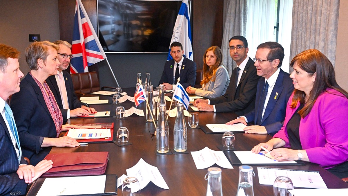 Isaac Herzog, presidente de Israel, y Keir Starmer, primer ministro del Reino Unido, junto a sus equipos durante las reuniones del 11 de septiembre en Downing Street, Londres - PHOTO/X/ISAAC HERZOG