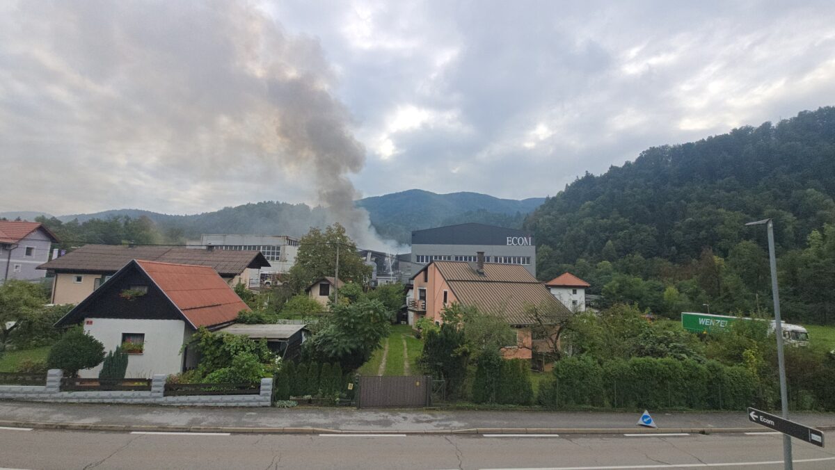 FOTO: Požar v Rušah omejen, ena oseba potrebovala zdravniško pomoč