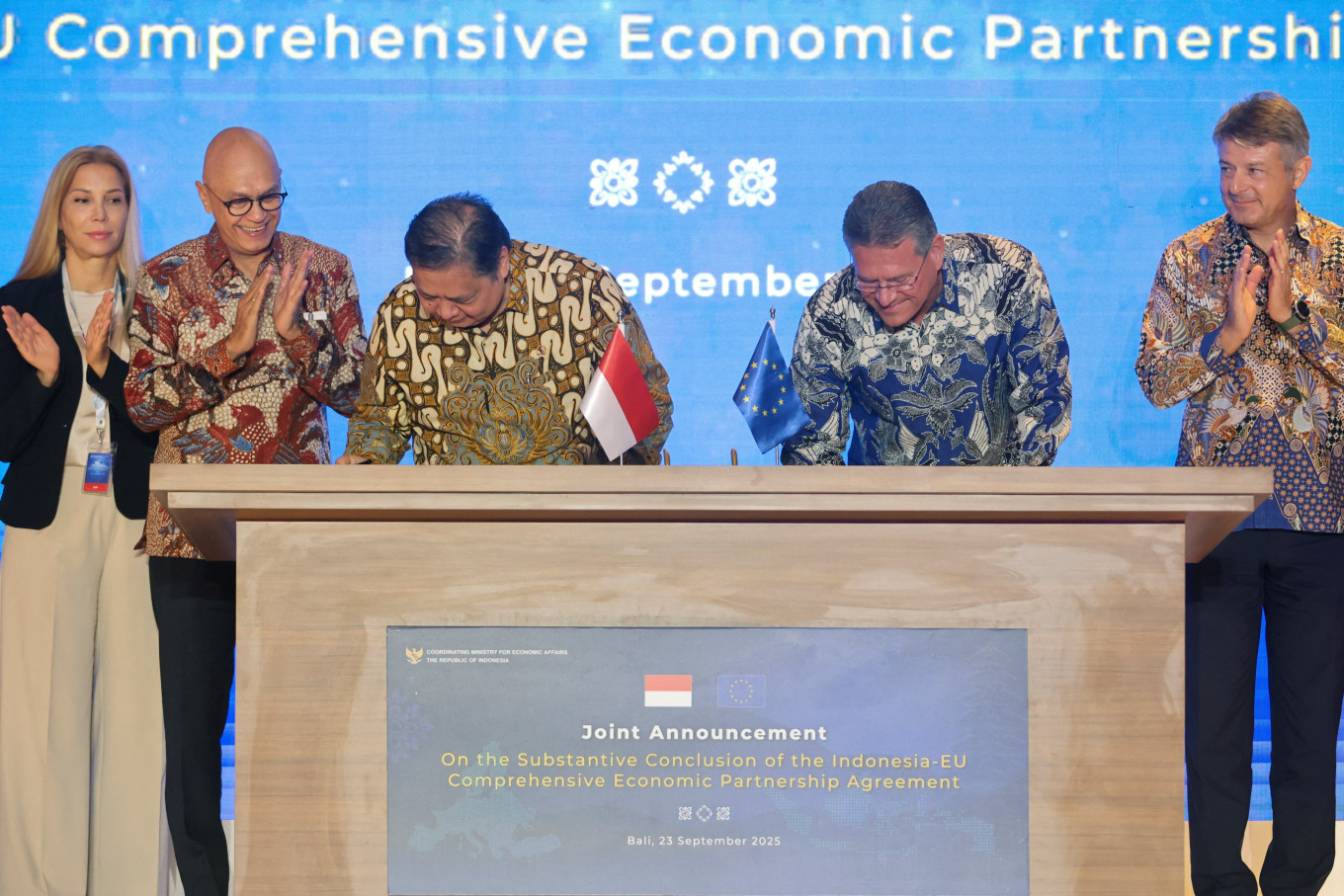 Coordinating Economy Minister Airlangga Hartarto and European Commissioner for Trade and Economic Security Maros Sefcovic sign documents on the conclusion of the Indonesia-European Union Comprehensive Economic Partnership Agreement (IEU-CEPA) on Sept. 23 in Nusa Dua, Bali.