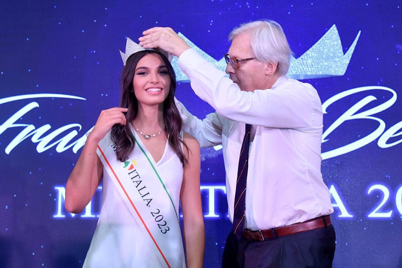 Vittorio Sgarbi incorona Miss Italia 2023
