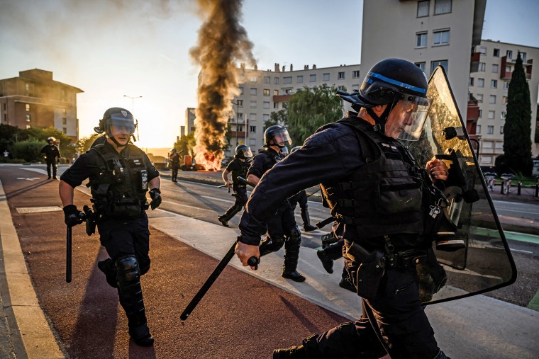 Image: TOPSHOT-FRANCE-POLITICS-GOVERNMENT-DEMO