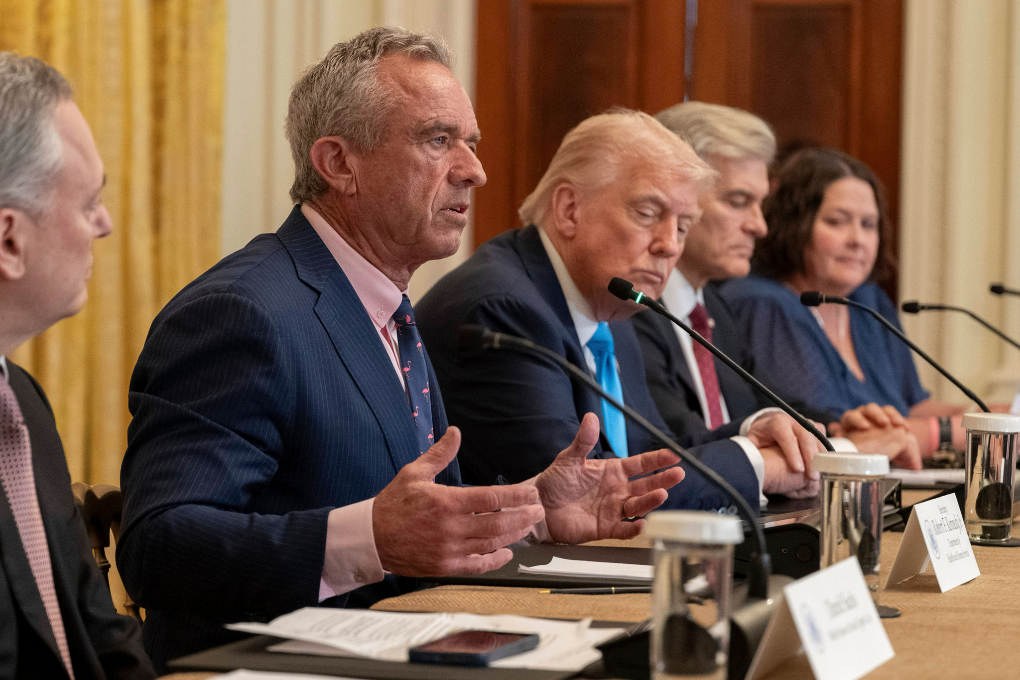 Gesundheitsminister Robert Kennedy Jr. hält eine Rede bei einer Veranstaltung im Weissen Haus, während Präsident Donald Trump zuhört. Juli 2025.