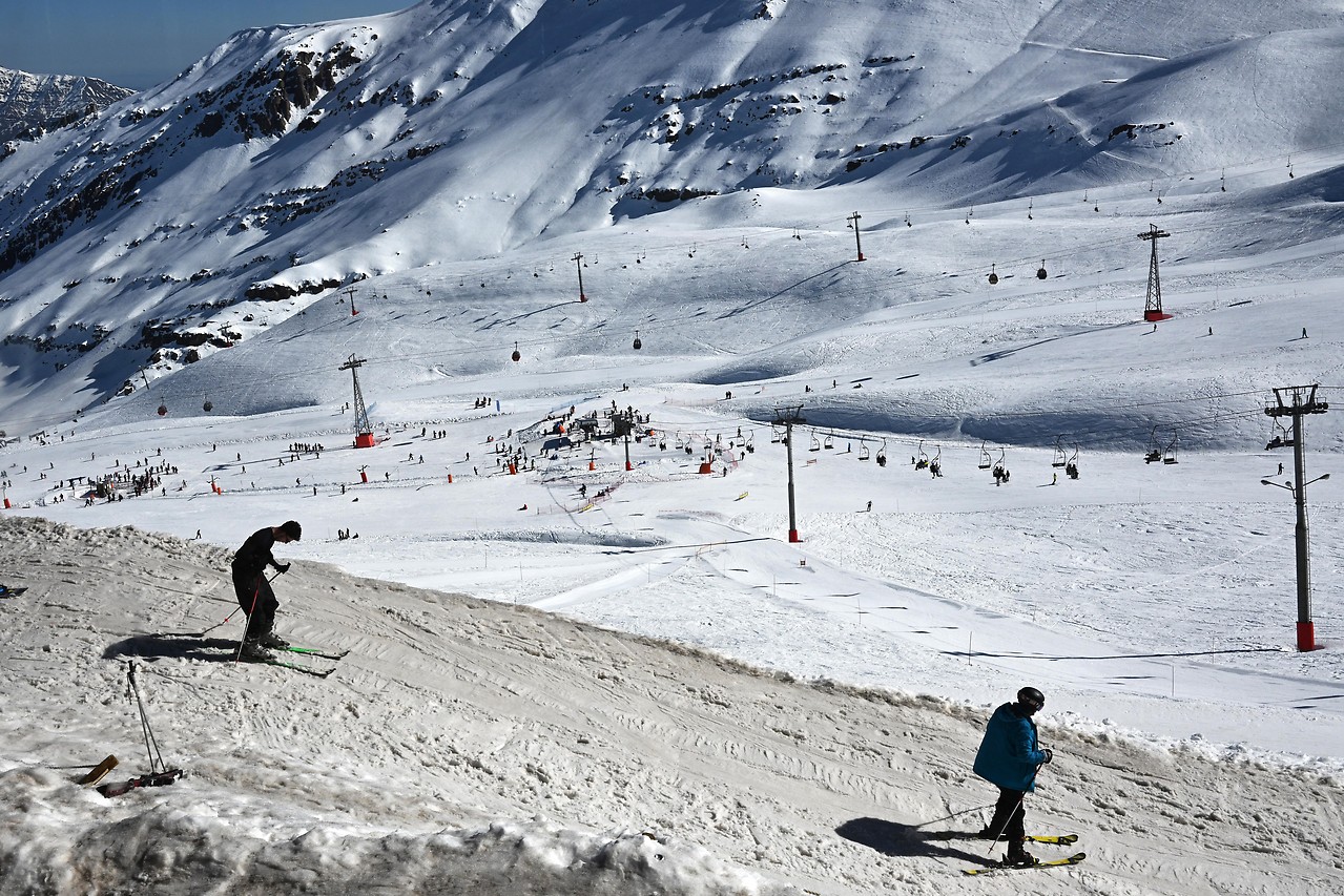 Touristen besuchen das Skigebiet Farellones in den Anden, etwa 37 km von Santiago entfernt, 2024