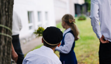 Tallinnas on 130 haridustöötajat puudu, Narvas kardetakse pedagoogide lahkumist | Eesti