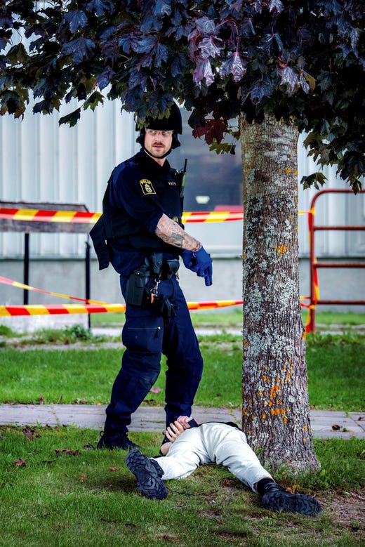 En av ”skolskyttarna” har gripits och vaktas här av polisen. Bilden kommer från en gemensam övning i pågående dödligt våld och inte en verklig händelse.