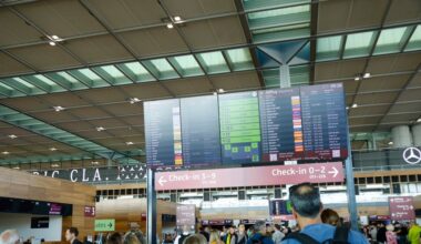 Kibernetski napad na več evropskih letališč: zamude in odpovedi letov