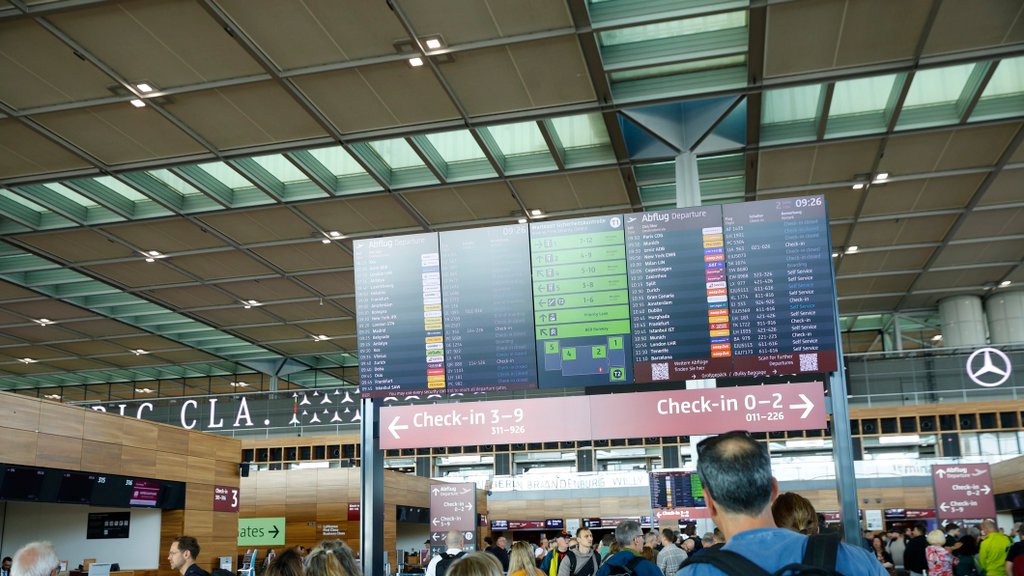 Kibernetski napad na več evropskih letališč: zamude in odpovedi letov