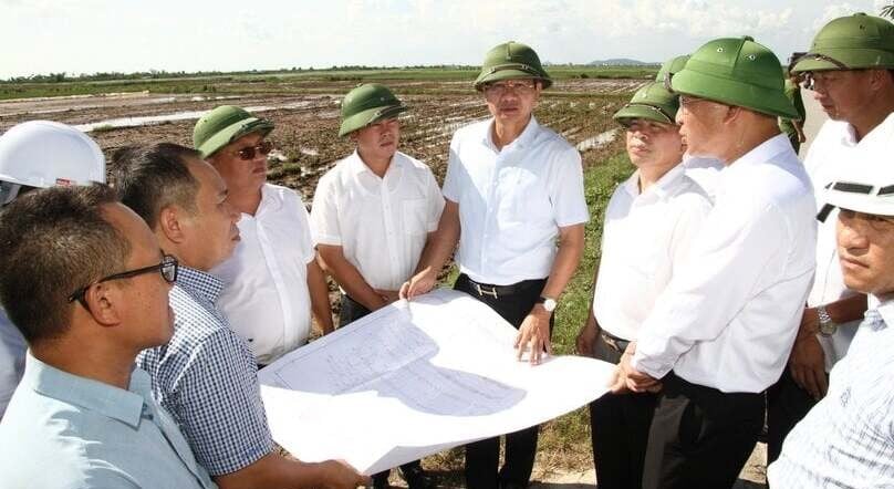 Vice Chairman of the Hai Phong People’s Committee Le Anh Quan conducts a field trip to the Hai Phong LNG power plant project site in the Tan Trao Industrial Park, Hai Phong city, northern Vietnam. Photo courtesy of Hai Phong's news portal.
