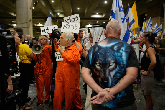 People take part in a protest demanding the end of the war and immediate release of hostages held by Hamas in the Gaza Strip, and against Prime Minister Benjamin Netanyahu's government at Ben Gurion Airport in Lod, near Tel Aviv, Israel, Sept. 24. [AP/YONHAP]