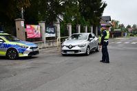 policjant na drodze i inne samochody osobowe