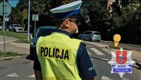 policjant obserwuje drogę