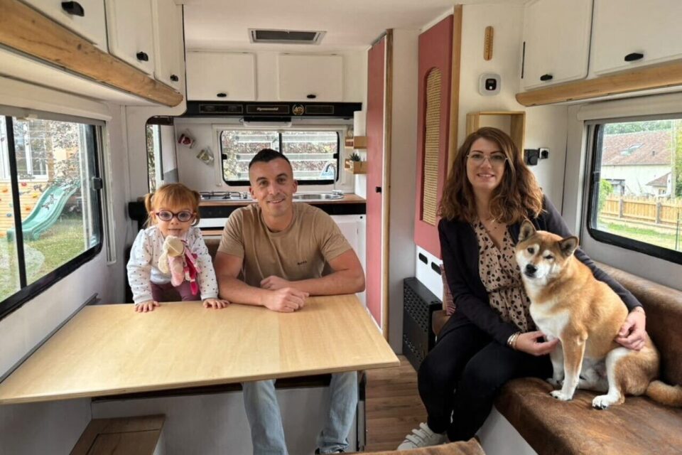 La famille au complet dans leur hymer de collection, à Briouze (Orne).
