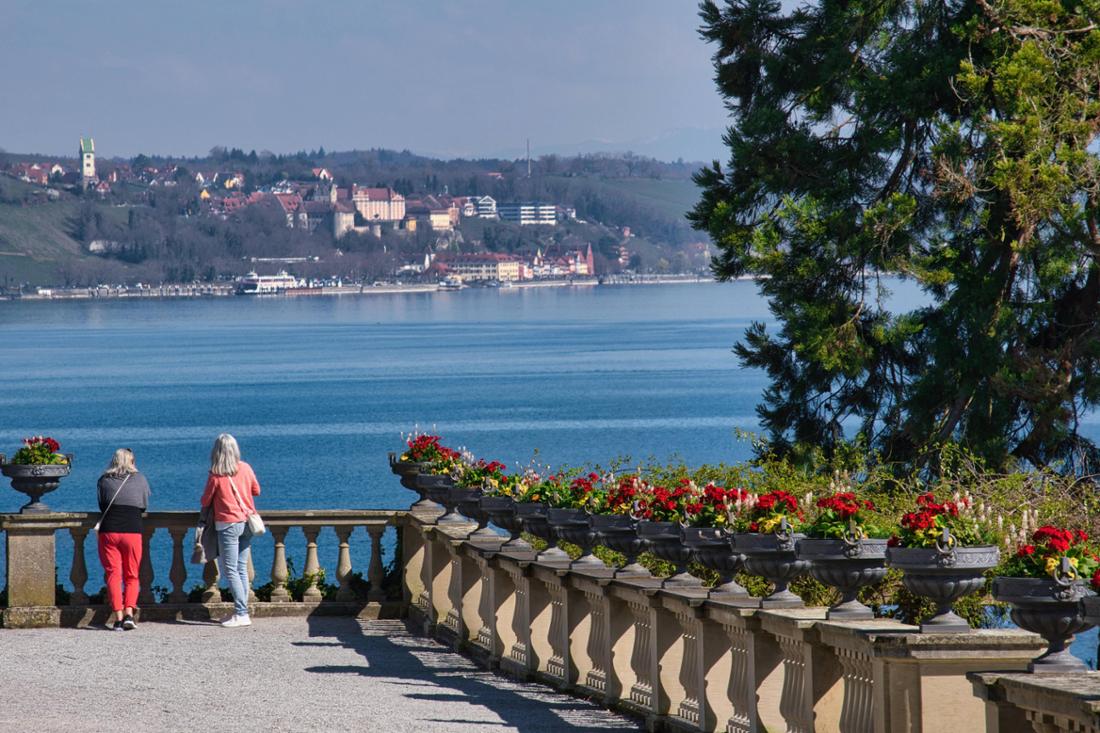 Bodensee, zwei Frauen blicken auf der Insel Mainau nach Meersburg 