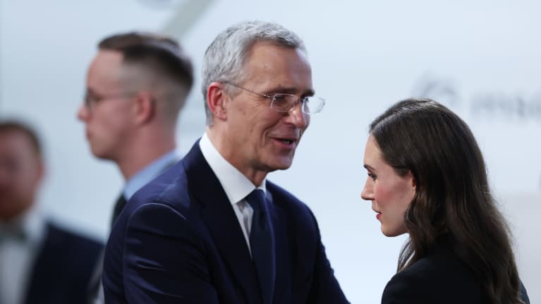 Jens Stoltenberg puhuu Sanna Marinin kanssa.
