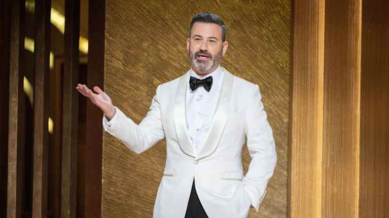 Jimmy Kimmel juontamassa valkoisessa smokissa.