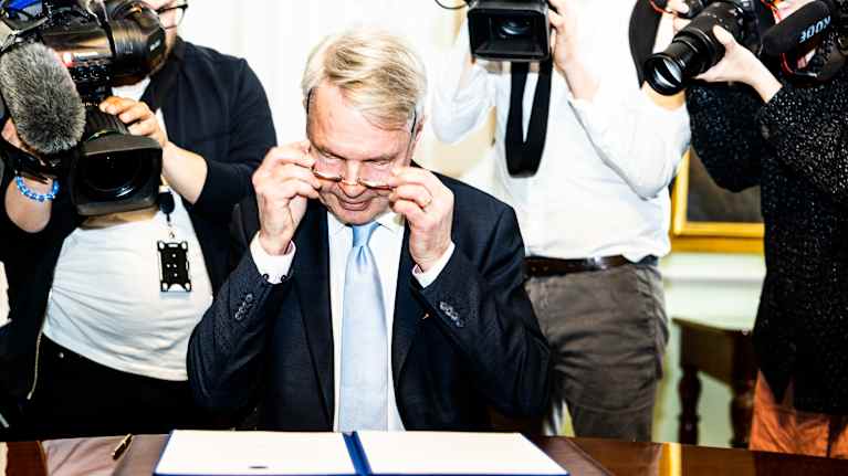 Pekka Haavisto allekirjoitti Suomen Nato-hakemuksen median edessä.