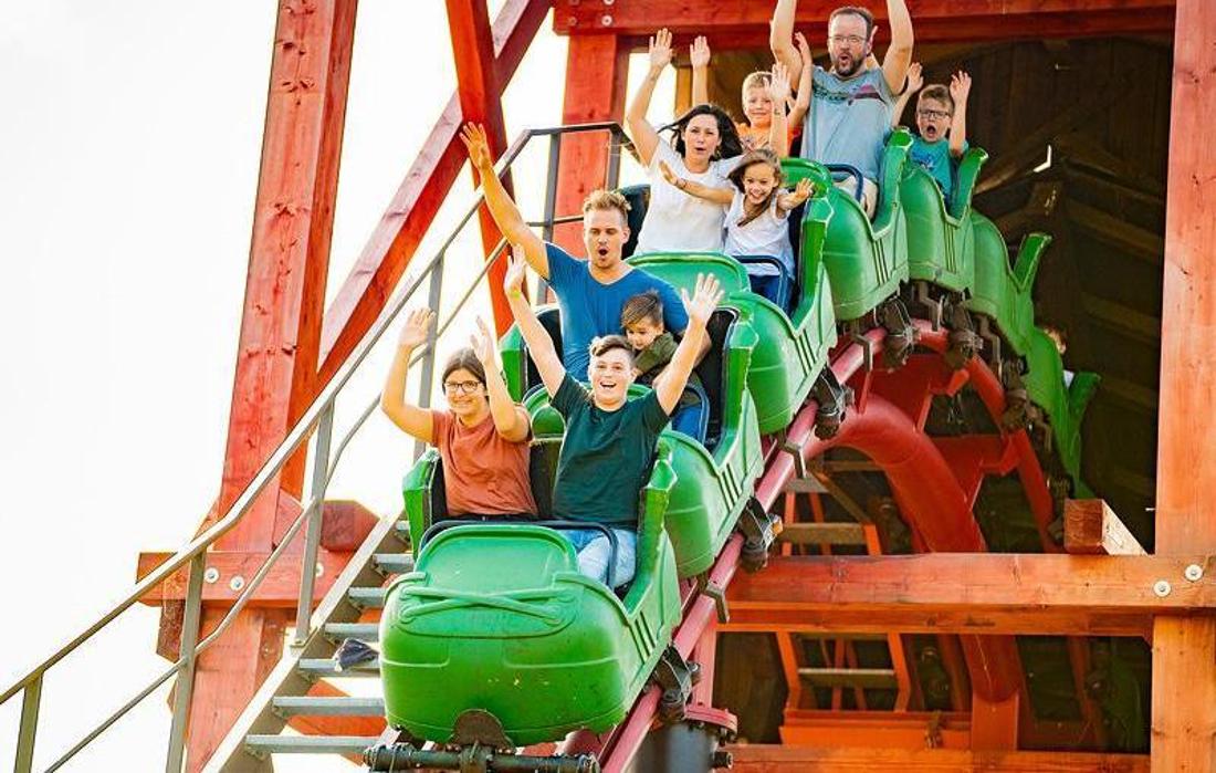 Zu sehen ist die Achterbahn Devilsmine im Fort Fun Abenteuerland.