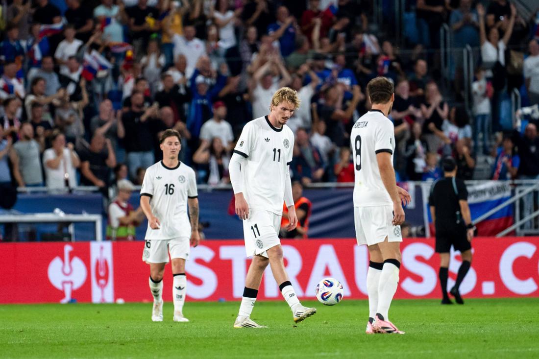 Hängende Köpfe bei der DFB-Elf nach der Enttäuschung in der Slowakei.