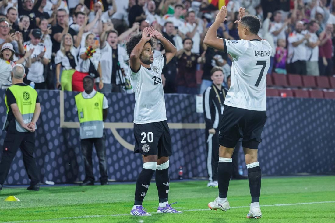 Serge Gnabry (li.) bejubelt das 1:0 gegen Nordirland.