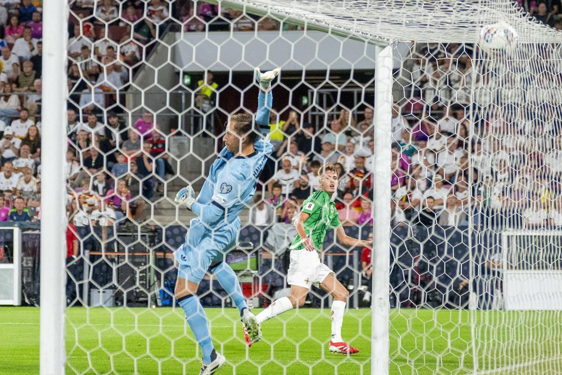 Isaac Price (hi.) lässt Oliver Baumann keine Chance.