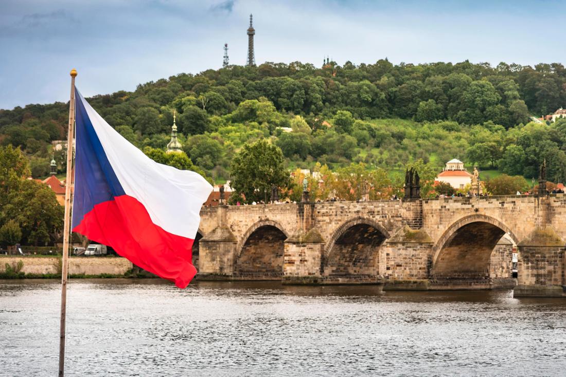 Tschechische Flagge an der Karlsbrücke in Prag.