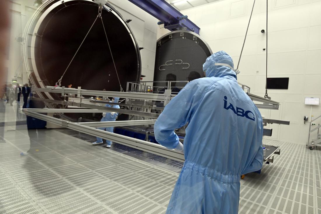 Herzstück der neuen IABG-Testanlage: Die Thermalvakuumkammer zur Simulation von Weltraumbedingungen.