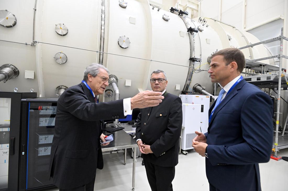 IABG-Eigentümer Rudolf Schwarz (links) im Gespräch mit Minister Florian Herrmann und dem Landtagsabgeordneten Maximilian Böltl.