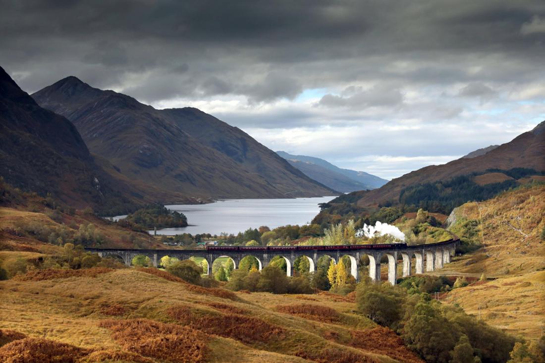News Bilder des Tages 14/10/2020. Fort William, United Kingdom. Jacobite steam train crossing the Glenfinnan Viaduct.