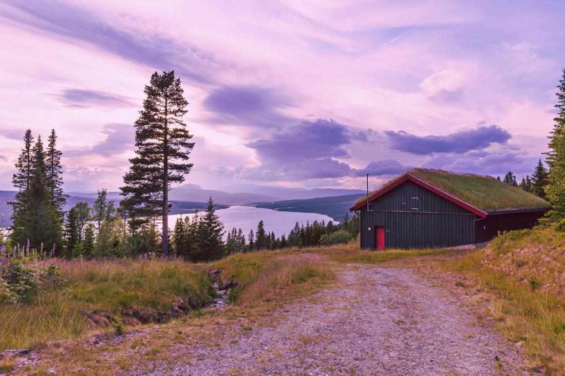 Sonnenuntergang mit Blick auf den See Galavatnet und die Berge im Tal Gudbrandsdalen bei Gala in Norwegen. 
