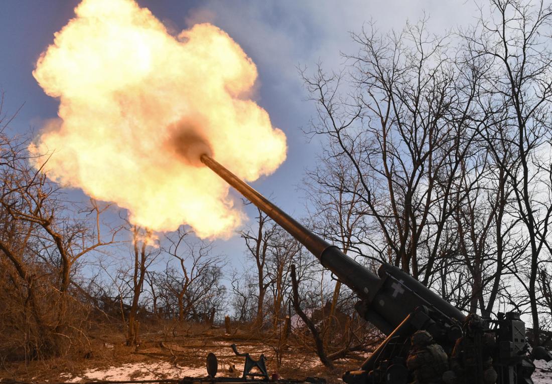 Ukrainische Soldaten feuern auf russische Stellungen. 
