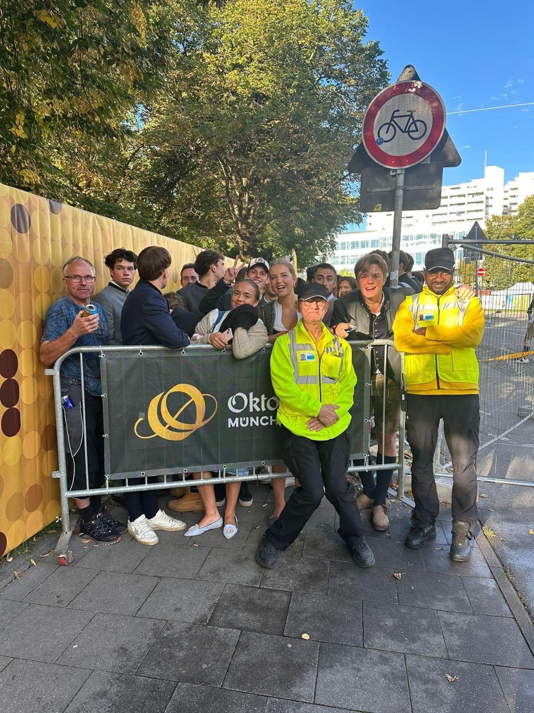 Die Stimmung bei allen ist gut, die erste Reihe posiert mit den Securities vor dem Haupteingang.