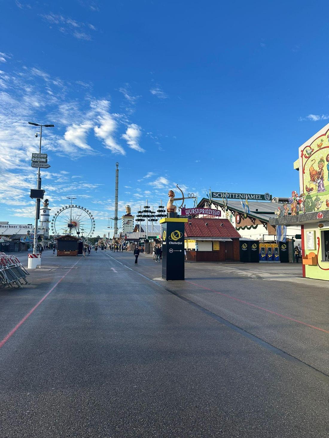 Die Ruhe vor dem Sturm auf dem Festgelände des Oktoberfests.