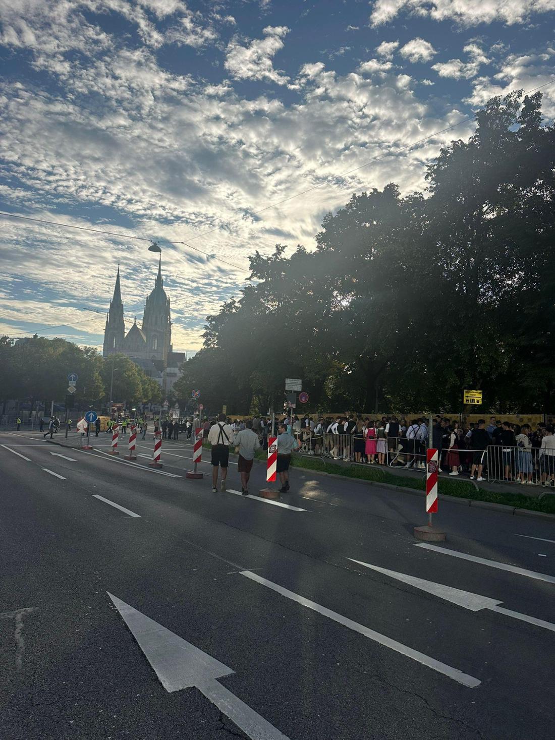So langsam geht die Sonne auf über der Wiesn, die Schlange wird immer länger.