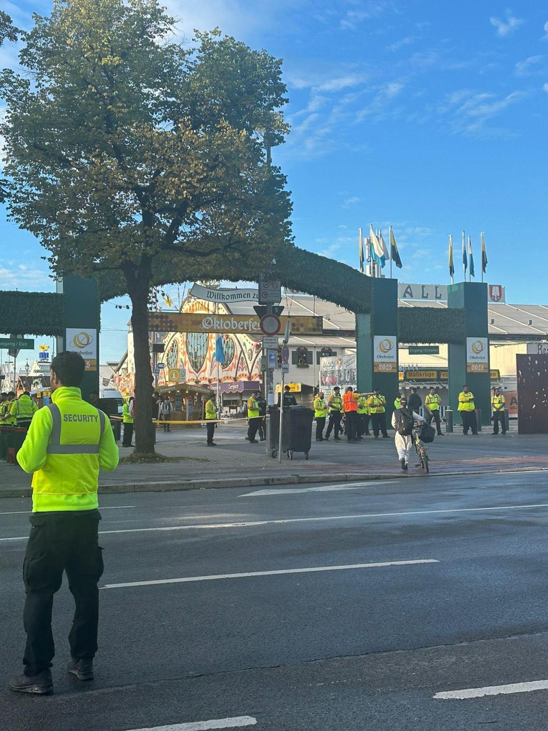 Die Securities machen sich bereit für 9 Uhr – dann werden die Tore geöffnet und die Wartenden dürfen das Festgelände stürmen.