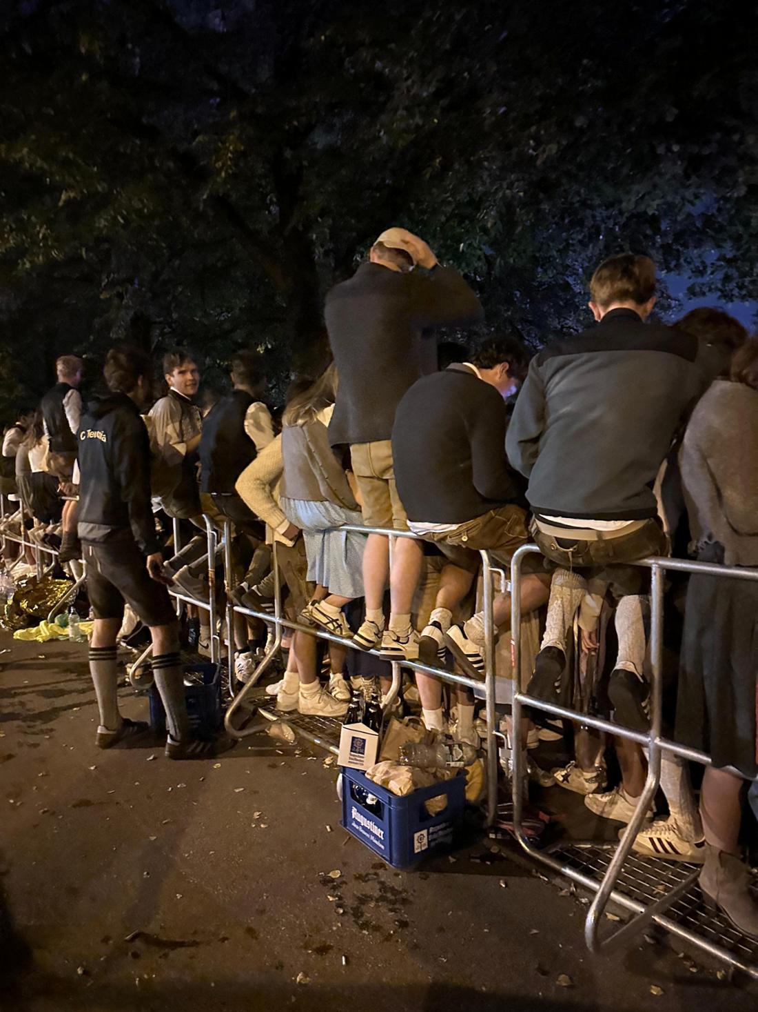 Die Wartenden haben sich bestens versorgt: Verpflegung und Bier dürfen nicht fehlen, wenn man dort Stunden verbringt.
