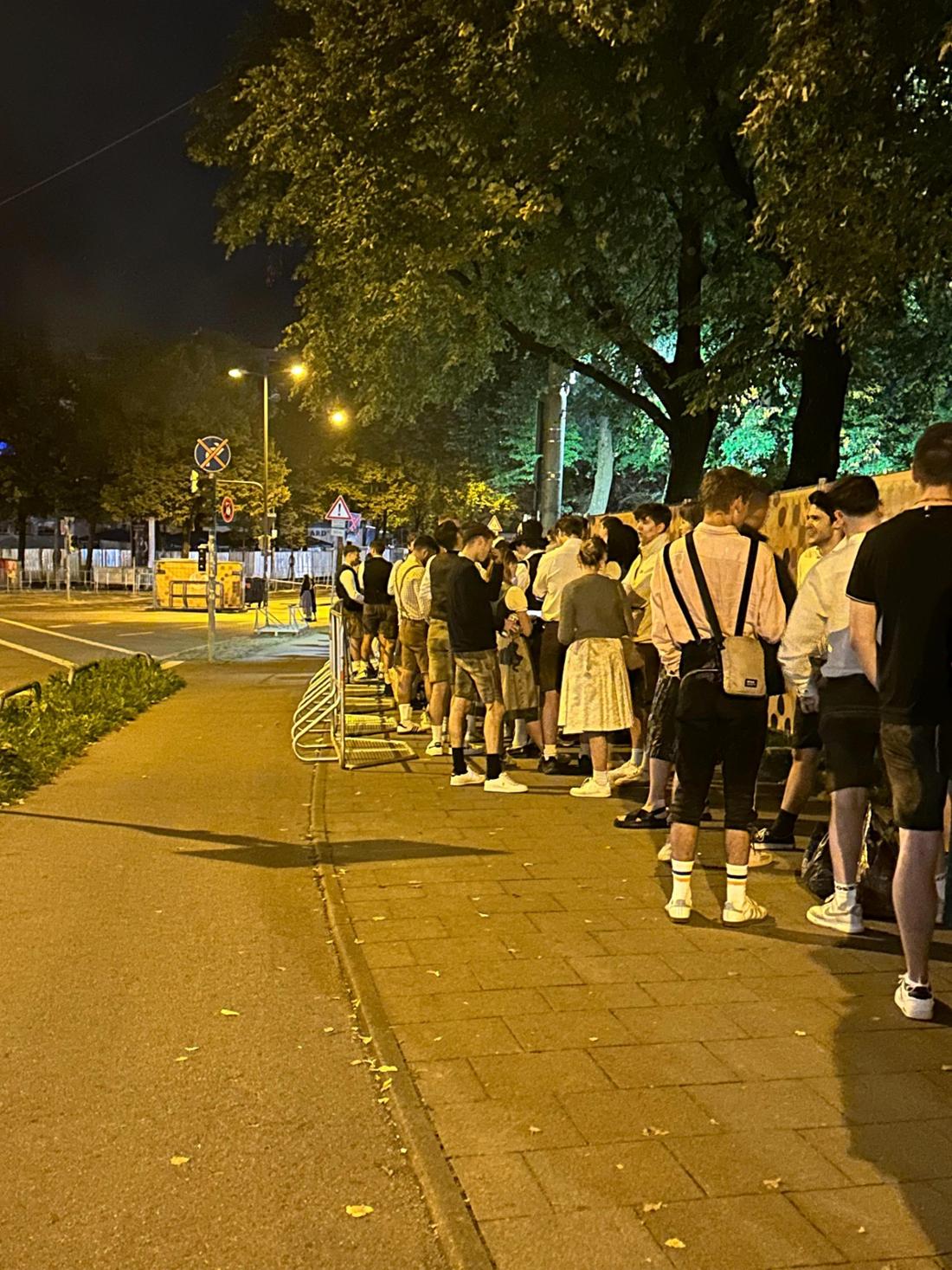Um 5 Uhr in der Früh am ersten Wiesn-Samstag ist die Schlange bereits um die 200 Meter lang. 