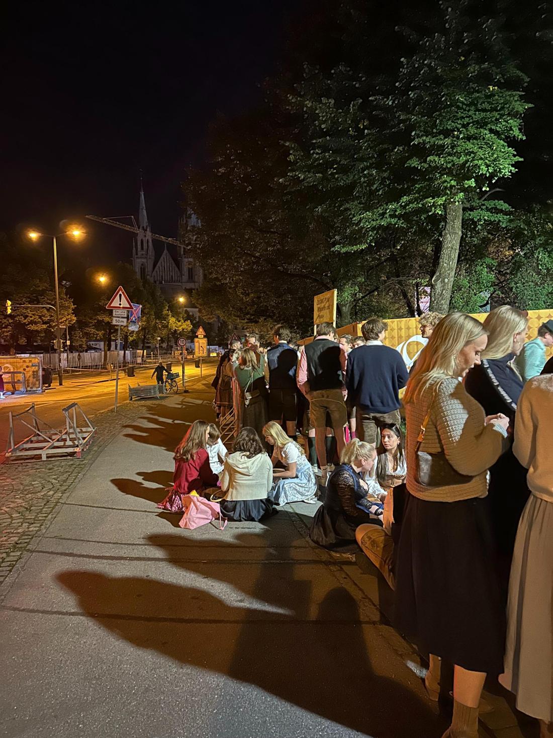 Hauptsächlich junge Leute warten nun Stunden darauf, dass die Tore geöffnet werden.