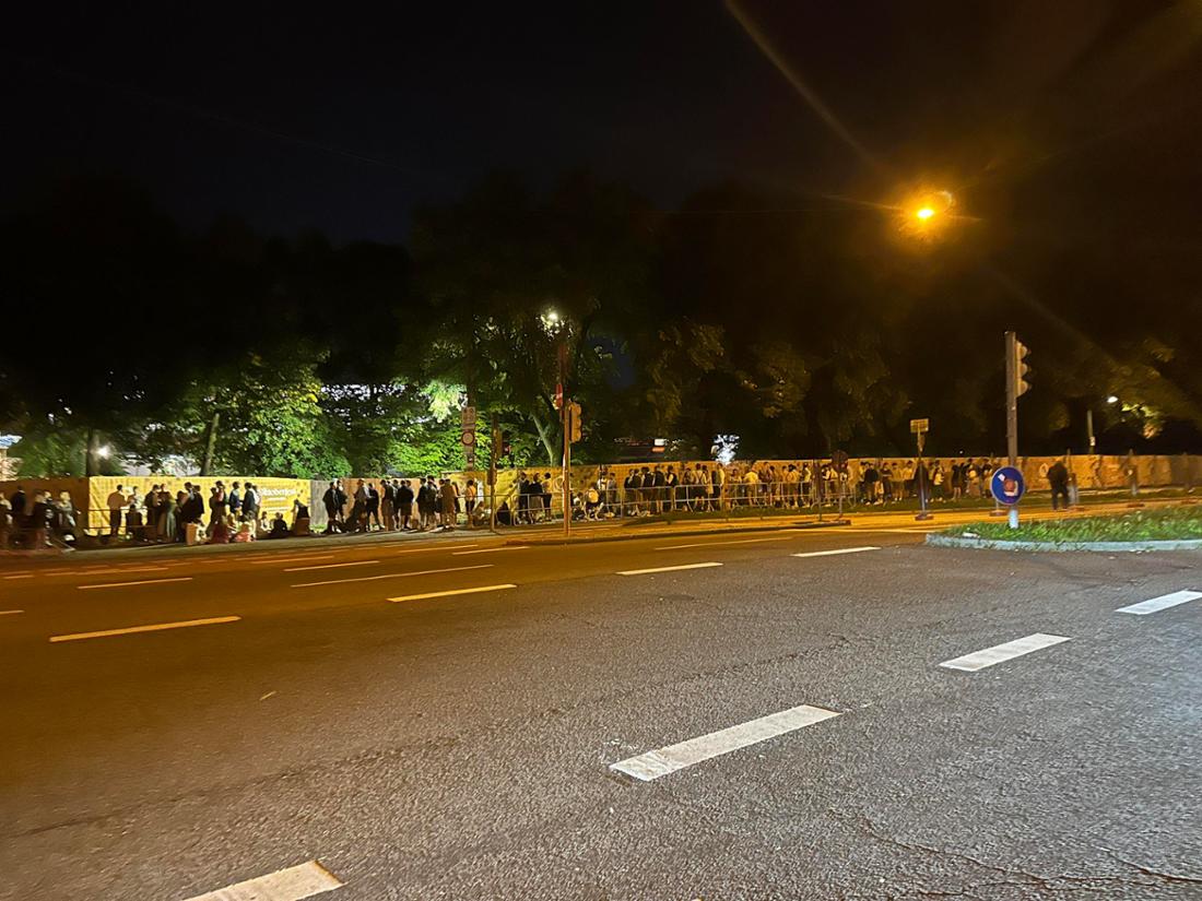 München, Theresienwiese, 5 Uhr früh: Bereits hunderte Menschen haben sich vor entlang der Absperrung der Wiesn versammelt.