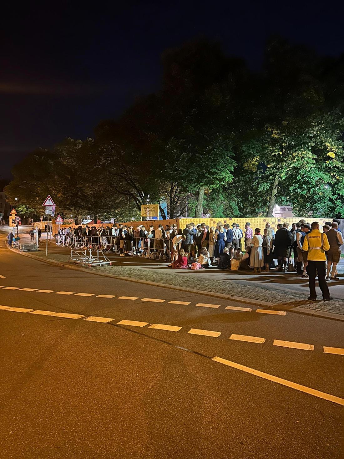 Die Schlange vor dem Haupteingang des Oktoberfests – noch ist die Sonne nicht aufgegangen.