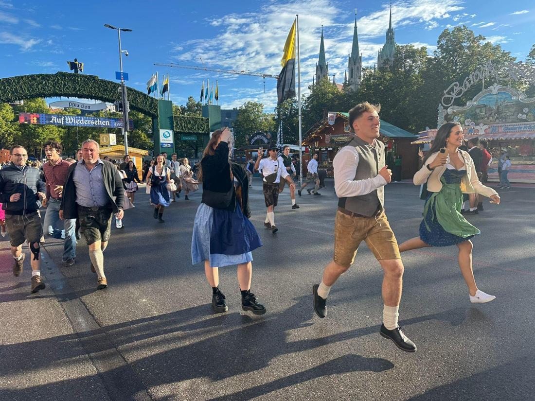 Manche rennen, einige sehen das Ganze etwas lockerer und laufen gemütlich zu ihrem Zelt der Wahl. 