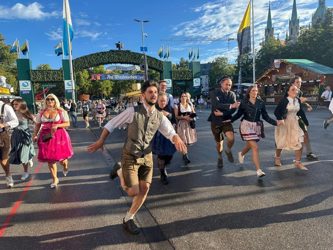 9 Uhr, die Tore werden geöffnet und das große Rennen beginnt.