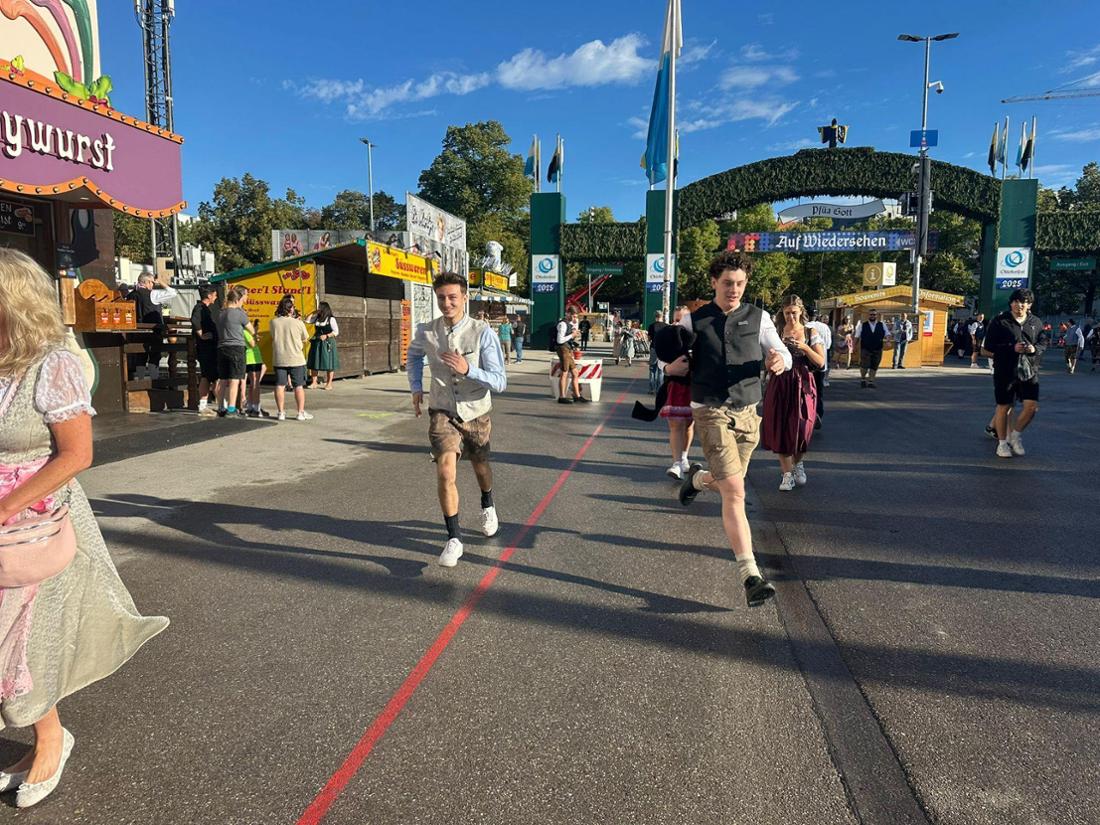 Die Security lässt heuer die Leute nach und nach auf das Festgelände.